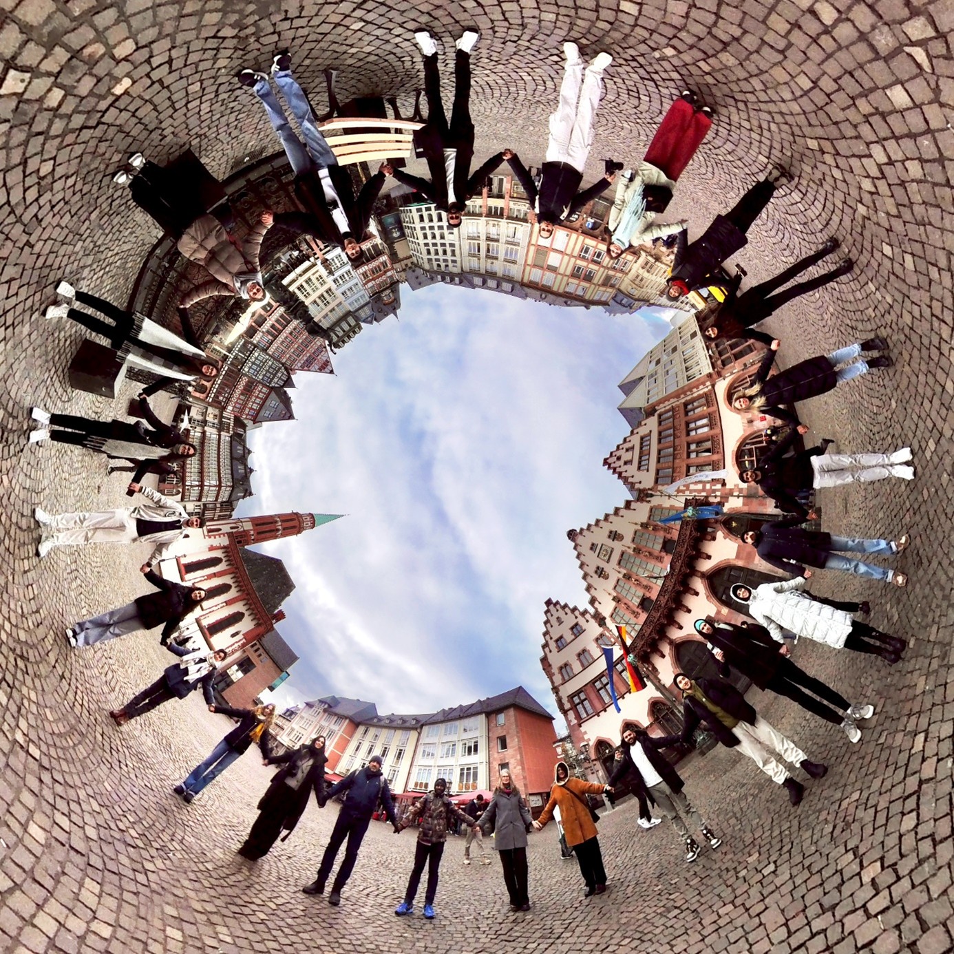 360-Grad-Foto mit Teilnehmenden des BIPs/ Exkursion in Frankfurt: Römerplatz
