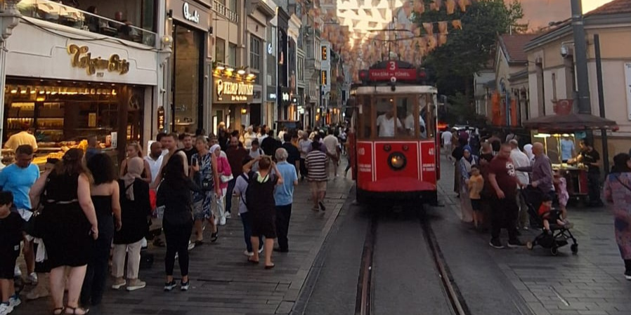 Straßenbahn in Istanbul mit Menschen