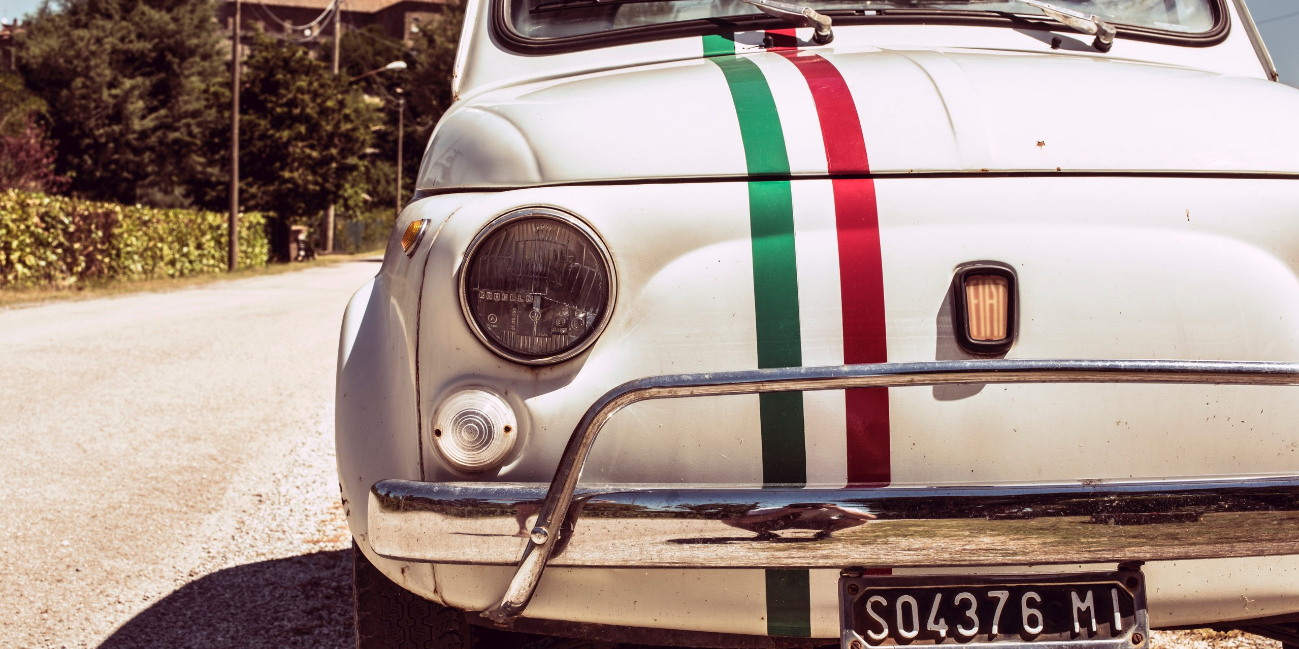 Fiat - Klassik, weiß mit Italienischer Flagge