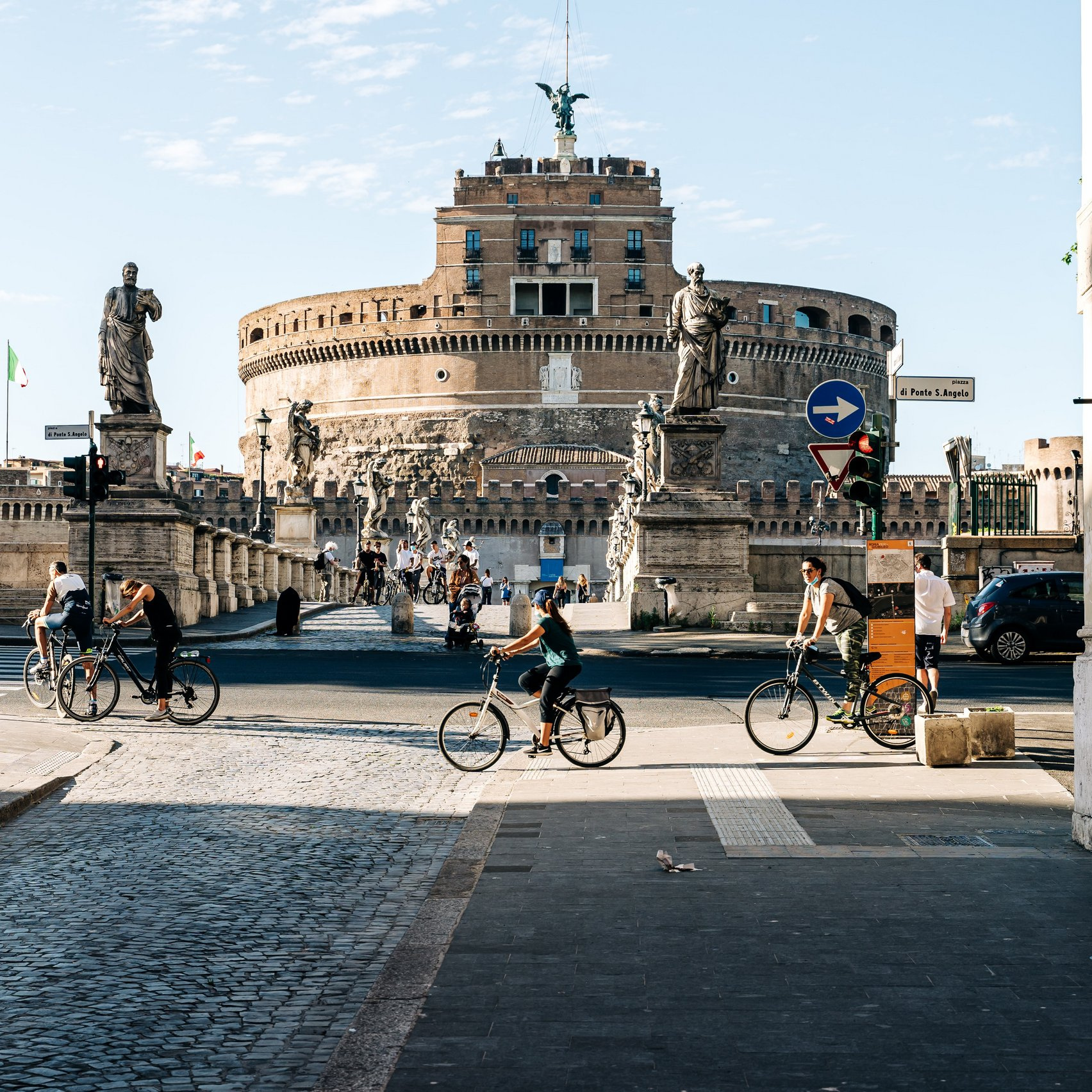 Strassenaufnahme, im Hintergrund historisches Gebäude, Rom