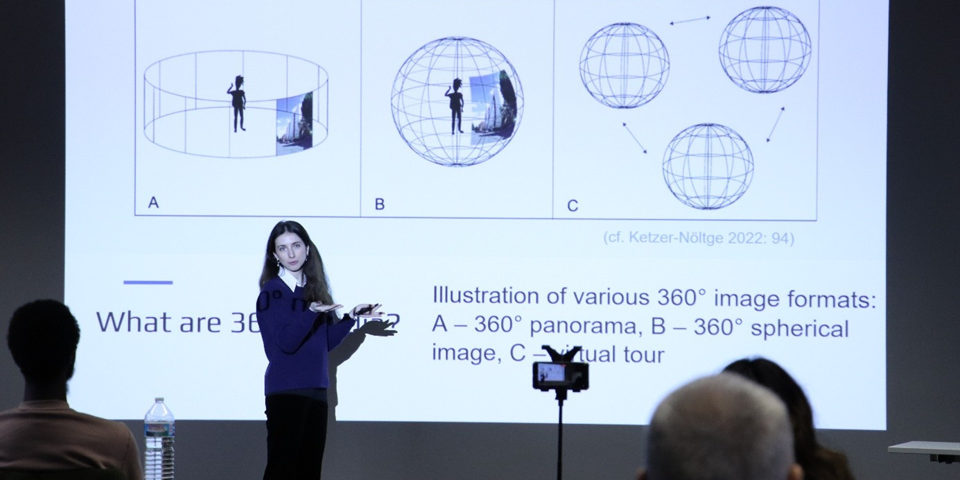 Discussion on the possibilities of immersive media in the field of languages and interculturality at the h_da Media Campus in January 2025 (pictured here: lecturer Anna Sakhno/LMU Media Didactics)