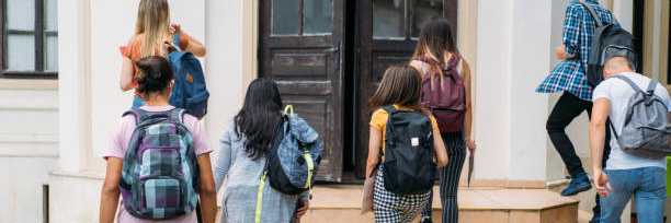 [Translate to EN:] Studierende gehen eine Treppe hoch ins Uni-Gebäude