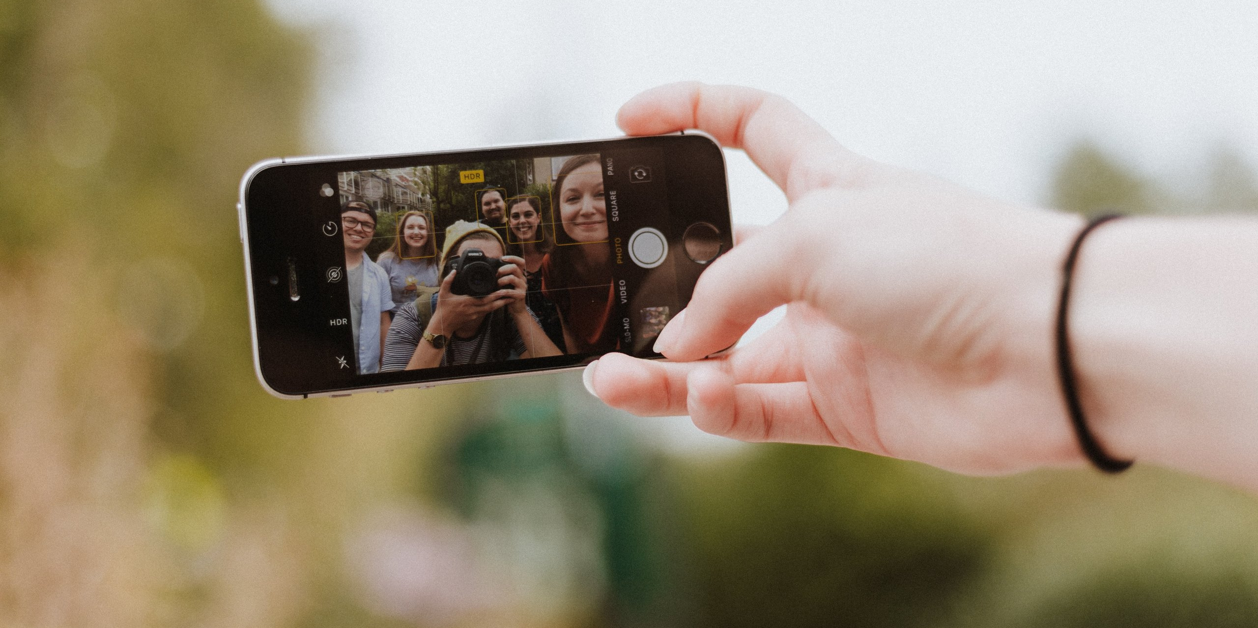 Hand mit Mobiltelefon, zeigt die Aufnahme des Selfies